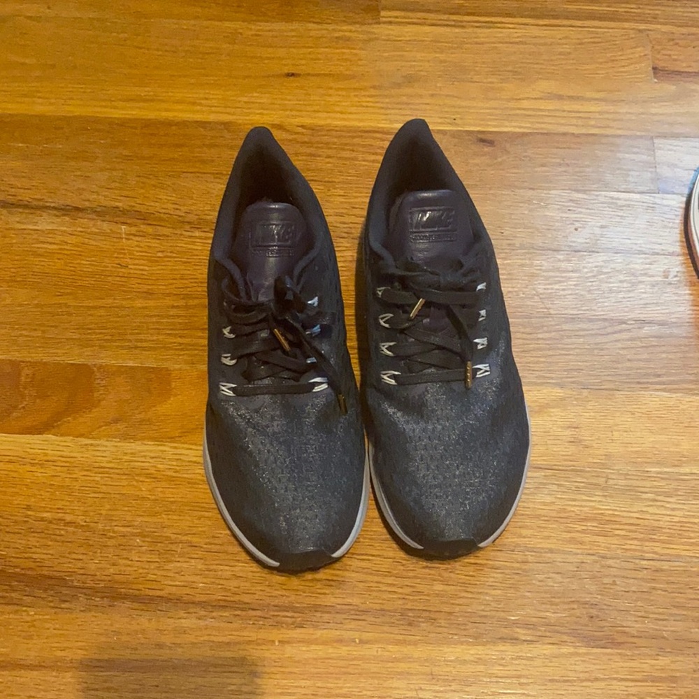 Brand new never worn Nike tennis shoes. Sz 10.